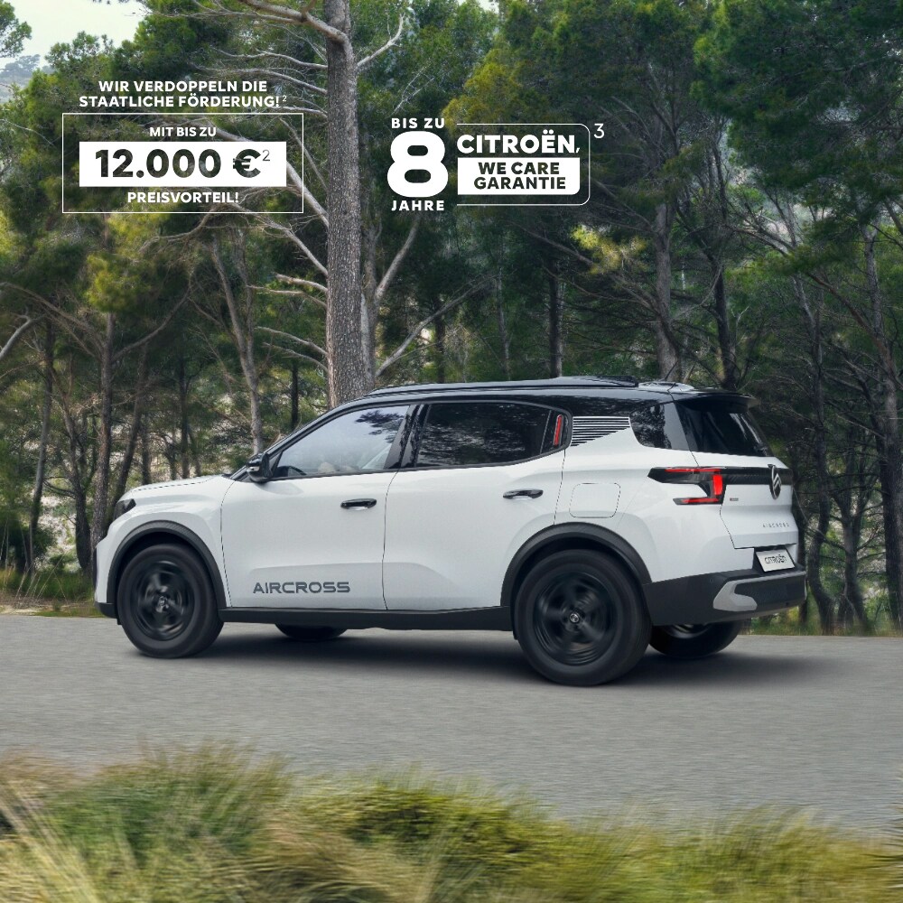 Dreiviertel-Heckansicht am Meer des Citroën ë-C3 Aircross Elektro-SUV zeigt preisgekröntes Design und 8-Jahres-Schutz für erschwingliche Mobilität.