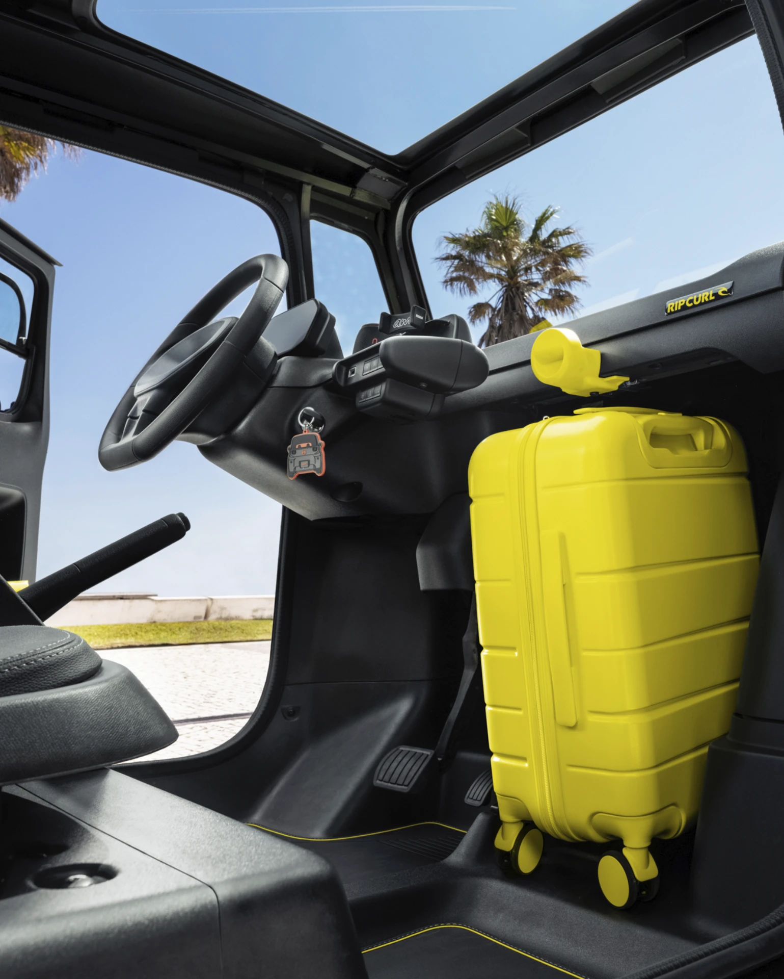 Interior wide view Citroën Ami x Rip Curl Elektrofahrzeug ohne Führerschein, Citroën Ami storage freedom für urbane Elektromobilität