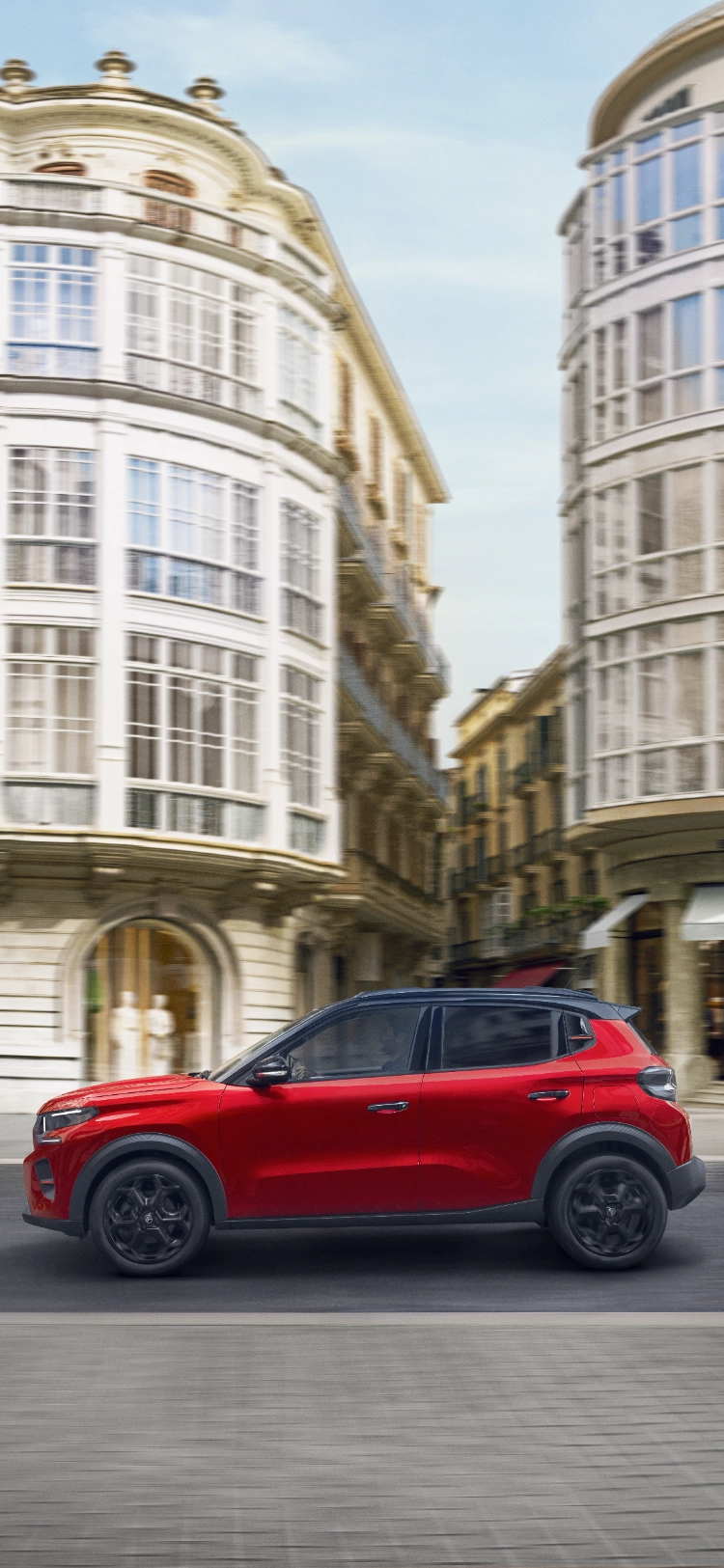 Dreiviertel-Heckansicht des fahrenden Citroën C3 Kompakt-SUV, die das moderne Rückleuchten-Design für selbstbewusste, effiziente und erschwingliche Mobilität zeigt.