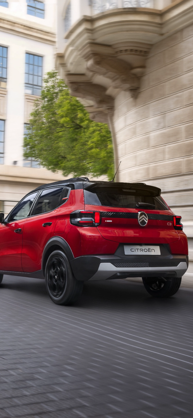 Dreiviertel-Heckansicht des Citroën ë-C3 Elektro-SUV zeigt wendige Stadtleistung für sanfte, selbstbewusste und erschwingliche Mobilität.