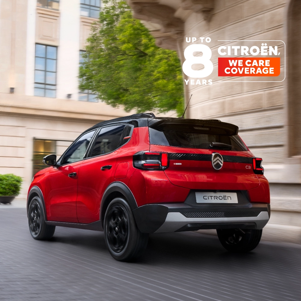 Seitenansicht des Citroën C3 Kompakt-SUV während der Fahrt, die die sanfte Stadtperformance und die 8-Jahres-Garantie für sichere, erschwingliche Mobilität hervorhebt.