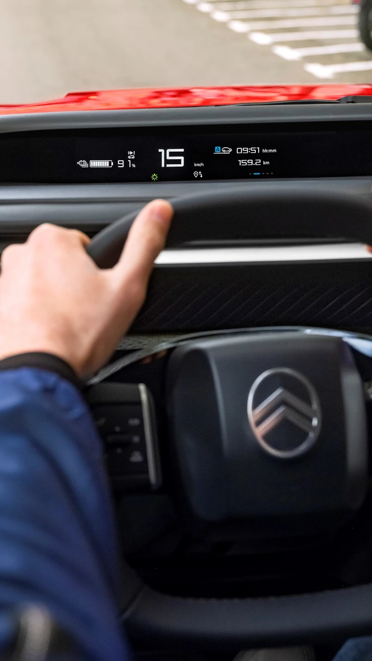Fahrer-Armaturenbrett-Ansicht des Citroën ë-C3 Elektro-SUV zeigt großes vernetztes Display für intuitive, moderne und erschwingliche Stadtmobilität.
