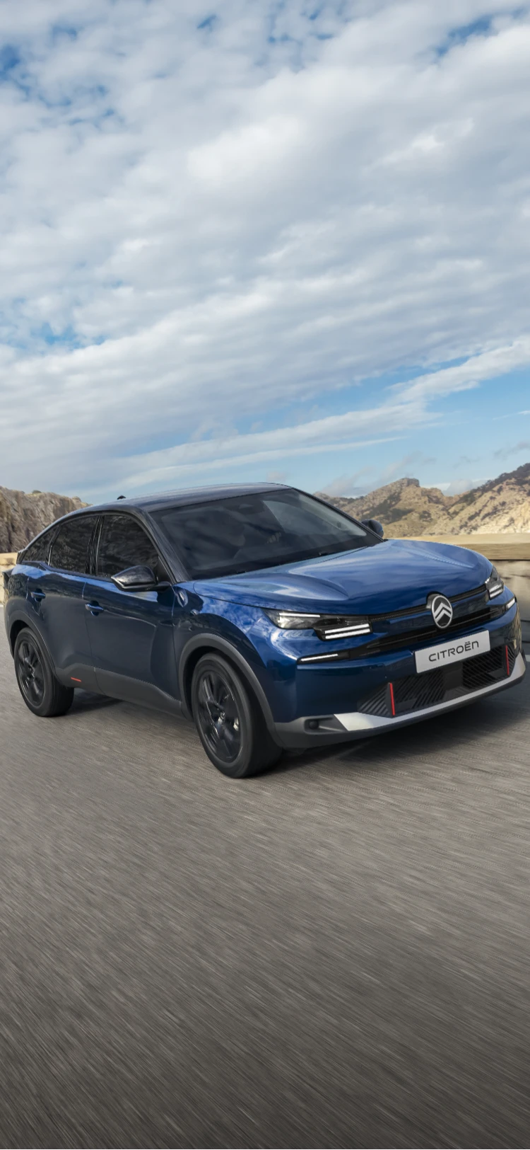 Three‑quarter front view ë‑C4 highlighting aerodynamic crossover design, efficiency and style for a premium modern presence