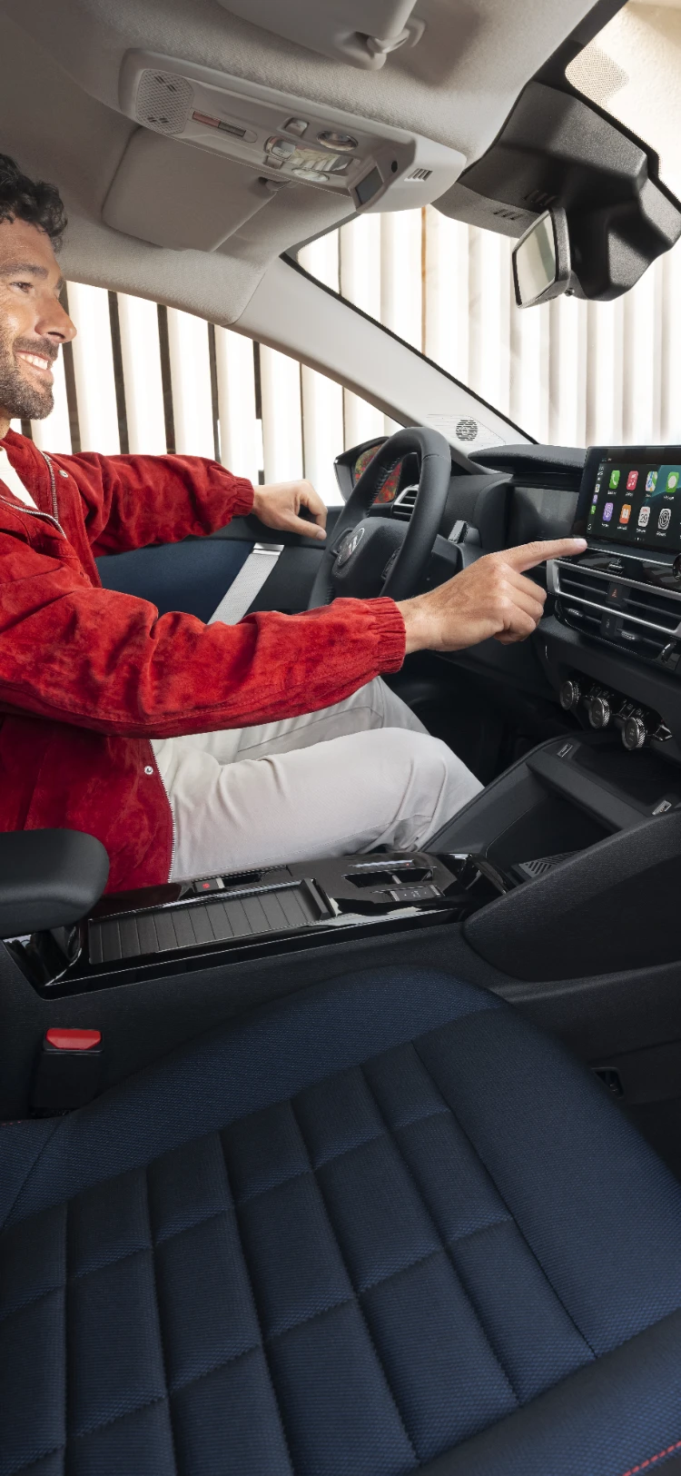Front interior view ë-C4 highlighting high‑stance driving, connectivity, comfort and visibility for a modern experience